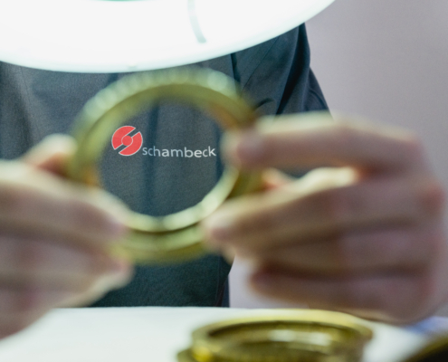माइक्रोस्कोप के नीचे चिमटी से O-Ring की जाँच